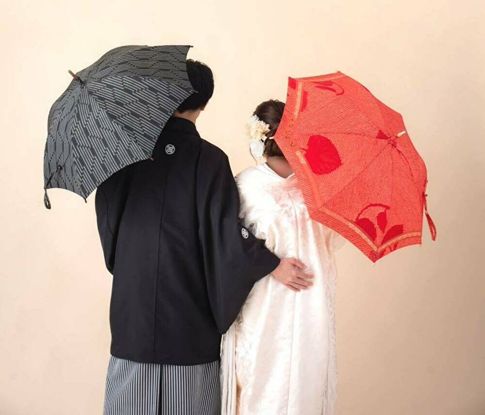 結婚式の前撮り　着物傘をさして…